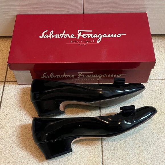 Beautiful Salvatore Ferragamo Black Shoes - Picture 3 of 6